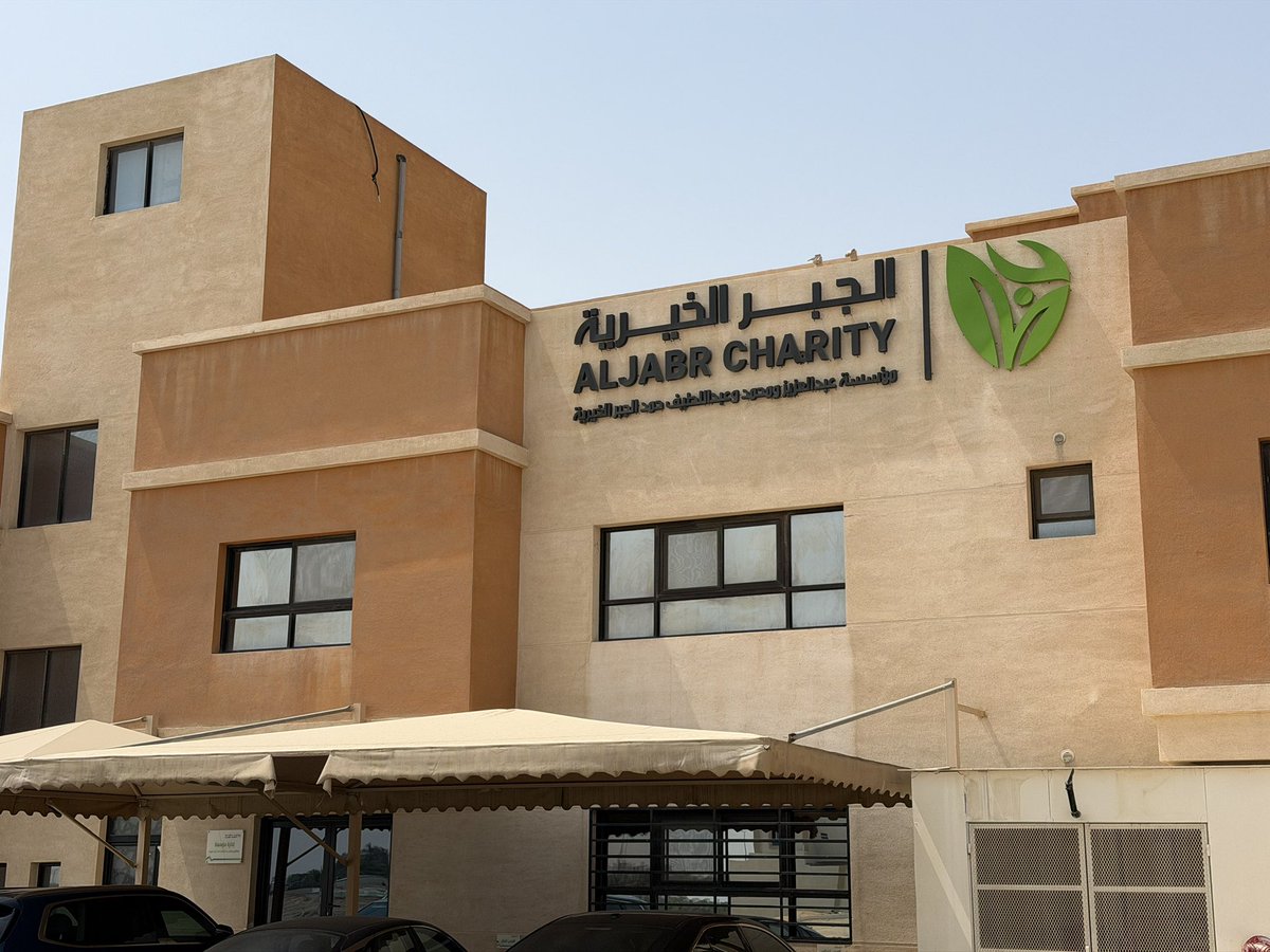 jameiat_amal's tweet photo. في إطار تعزيز الشراكة المجتمعية وفتح آفاق التعاون، قامت #جمعية_أمل_لذوي_الإعاقة_السمعية_بالأحساء بزيارة مؤسسة عبدالعزيز ومحمد وعبداللطيف حمد الجبر الخيرية، وذلك للتعريف بالجمعية ومشاريعها وبرامجها، وبحث سبل التعاون المشترك بما يسهم في خدمة الأشخاص ذوي الإعاقة السمعية وتمكينهم.
وقد ضم وفد الجمعية كلاً من رئيس مجلس الإدارة الأستاذ صالح الجميعة، ونائب رئيس مجلس الإدارة الأستاذ عبدالله العليان، والمدير التنفيذي الأستاذ محمد الطعيمة،و منسوبي الجمعية الأستاذ عبدالخالق الصفان.
وكان في مقدمة مستقبلي الوفد المدير التنفيذي للمؤسسة الأستاذ نايف البودي، حيث جرى خلال اللقاء استعراض أبرز مبادرات ومشاريع الجمعية، ومناقشة مجالات التعاون والشراكة المستقبلية.
وتأتي هذه الزيارة تأكيدًا على أهمية تكامل الجهود بين الجهات الخيرية، وتعزيز الشراكات التي تسهم في تحقيق أثر اجتماعي مستدام وخدمة فئة الأشخاص ذوي الإعاقة السمعية.