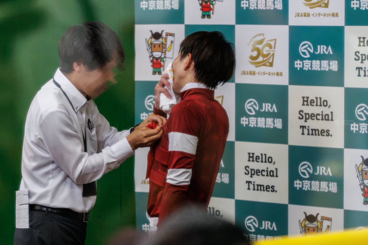 saltsters's tweet photo. #中井裕二 騎手のお祝いに駆け付けた #藤懸貴志 騎手（この後松山騎手とも喜びを分かち合っていました）
2026.8.9 中京7R CBC賞🥇 https://t.co/DbRHXTAANs