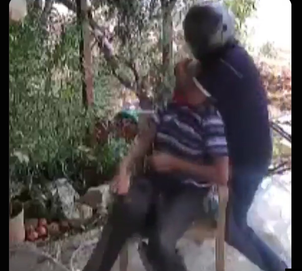 muhendisyenn's tweet photo. Mersin'de evinin bahçesinde oturduğu sırada boynu kırılmak istenen 80 yaşındaki vatandaş hayatını kaybetti. 2 hafta önce saldırıya uğramıştı..  Bu sabah saatlerinde vatandaş hayatını kaybetti. İnsanoğlu korkunç derecede kötü.. Kamera kaydı olmasaydı ne olacaktı Allah bilir.. Evinizin önündesiniz ve böyle saldıraya uğruyorsunuz.. Bu yaşlı adam yürümeye hali olmayan kendi halinde biriymiş. İşte bu kötülüğü yapan kişi hapisten çıkmamalı. Allah rahmet eylesin, sevenlerine başsağlığı diliyorum.