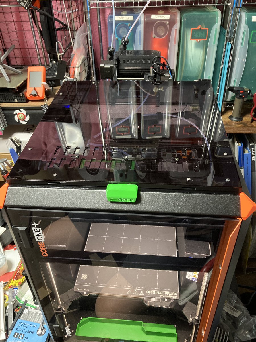 Yoshimin_M's tweet photo. インサートナットの溶入に失敗したせいで片側のヒンジが1点止めになってしまったけど…
Printablesで拾ったデータで開閉式天板になったお陰でCORE ONE+→CORE ONE++進化⁈
#PRUSA
#COREONE
#Printables https://t.co/Simn0DRTun