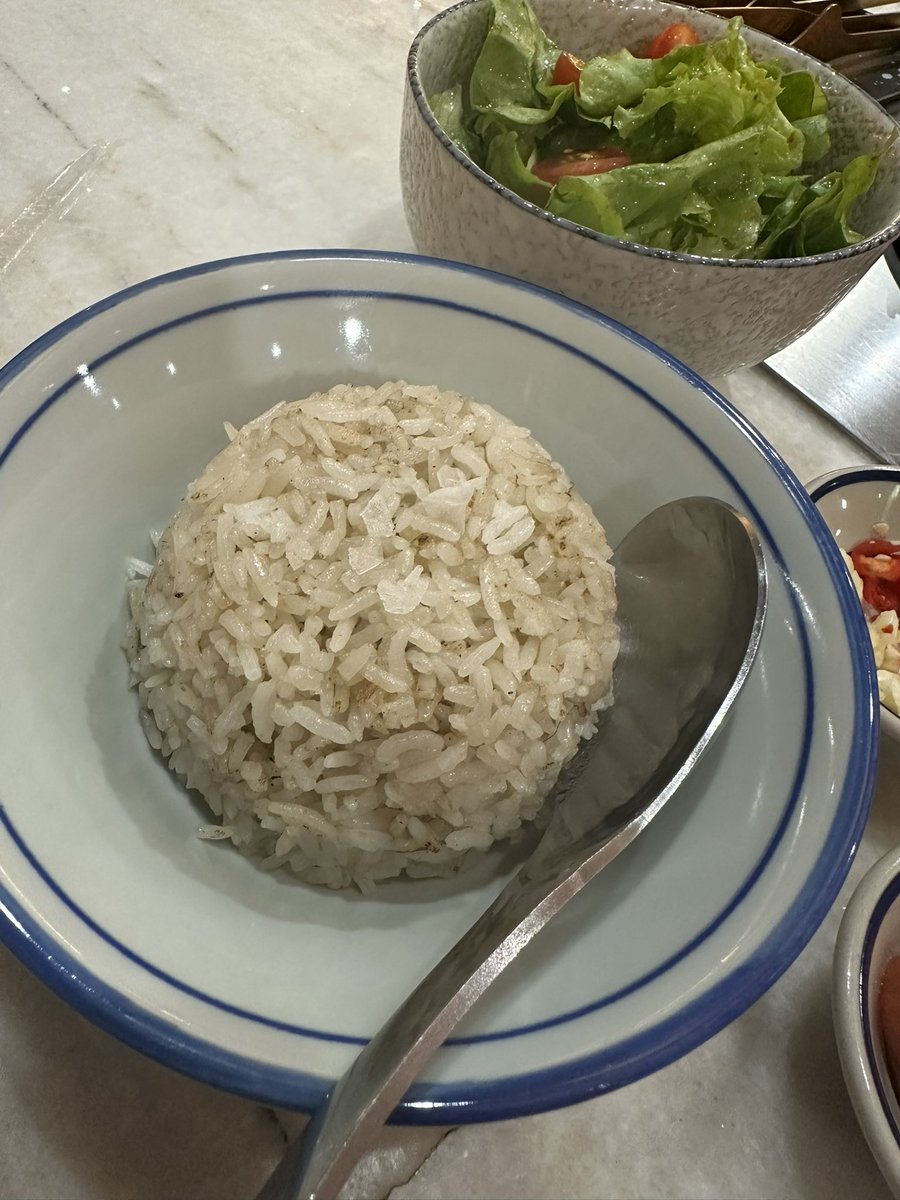 Parevespa's tweet photo. วันก่อนได้ไปลอง #วัวกระทะ สามย่าน ร้านเนื้อย่าง แถวๆสามย่านมิตรทาวน์ เหมือนจะเป็น เนื้อไทยวากิวจากสุรินทร์  
นี่ไปกับเพื่อนสองรอบละ ตกคนละสามร้อยนิดๆ ทีเด็ดคือ ข้าวผัดดอกเกลืออออ กินกับเนื้อย่าง กับไข่ดอง อร่อยมากกกกกกกก แบบแสงออกปากกก
แล้วก็มีเซตแบบกินคนเดียวได้ด้วย เริ่ดดด เผื่อวันไหนเหงาๆงี้ 

อยากให้คนกินเนื้อไปลองงงง ไปมาสองรอบละ คนยังน้อยยยอยู่เลย ไม่ต้องรอคิว น้องพนักงานก็น่ารัก แนะนำดีเลย  (กลัวร้านปลิววว) 🥺