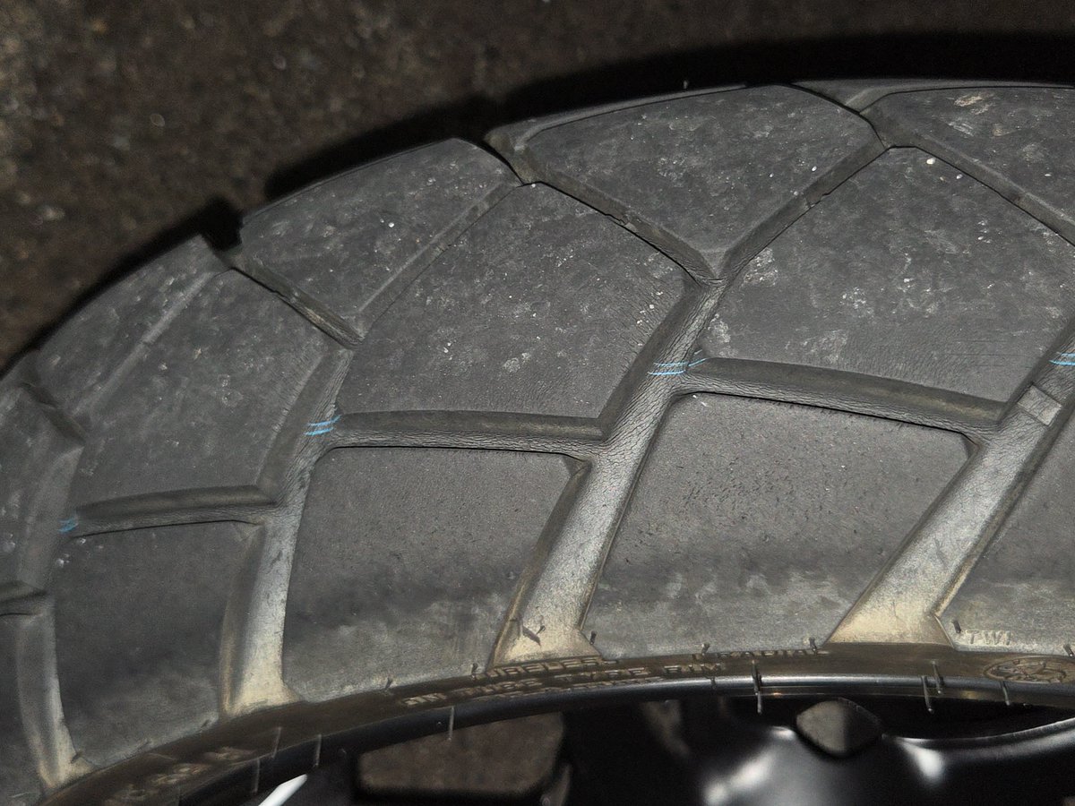 8365555y's tweet photo. 納車から1万キロ走って細かいクラックは入ってるけどタイヤが減ってるは感じ全くしない
溝の浅いオンロードタイヤじゃないからそんなもんか https://t.co/9DthCH8u0f