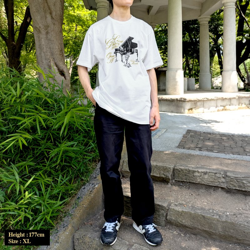 NM_NANAPARTY's tweet photo. #LIVE_GRACE_4 ライブグッズ紹介🎻
【NM-TEE-Piano】

恒例の楽器モチーフTシャツ🎹
ピアノ×薔薇がGRACEらしいゴシックな雰囲気🥀
文字部分はゴールドインクで煌びやかな印象に👀

▼通信販売中
https://t.co/5Yrj41Z7dj
※～8/17(月)23:59まで

#水樹奈々 https://t.co/pB58t07tW7