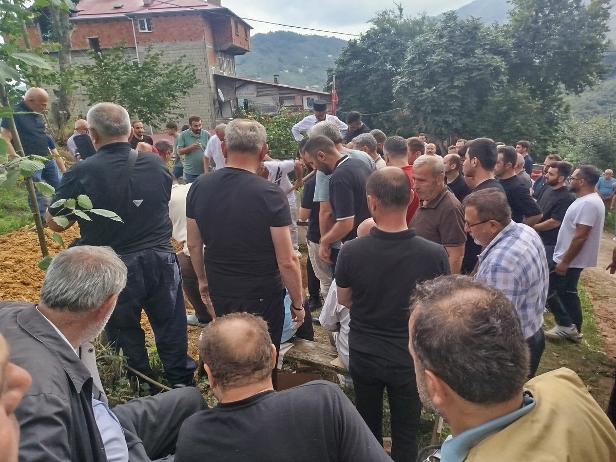 Trabzonulku61's tweet photo. Rahmet-i Rahman’a kavuşan kıymetli kardeşimiz Emrah Selim’i son yolculuğuna dualarla uğurladık.

Ailesine, yakınlarına ve tüm sevenlerine sabır ve başsağlığı diliyoruz.

Ruhu şad, mekânı cennet olsun. https://t.co/o9fCTb528P