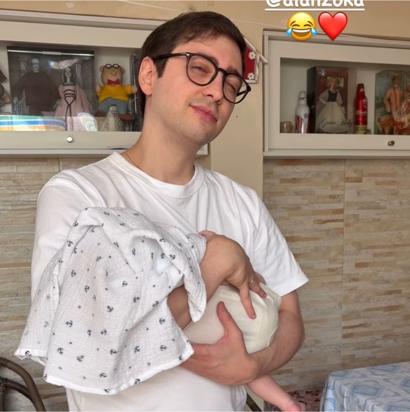 thwmandalorian's tweet photo. o alanzoka segurando o babyzoka nos braços que fofura https://t.co/7EUgFOWhTn