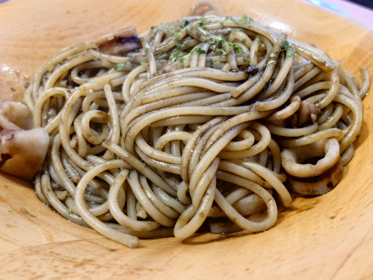 ysugigsgm's tweet photo. 久しぶりのサイゼ
なれば大好きなイカの墨入りセピアソースをば
お皿から立つ大量の湯気に海の香り
ウニだと磯、イカ墨は海水に近ひかほり
合わすワインは白よりもタンニン強めの赤が合う
細めのロングパスタのプリ感とイカのプリ感がソースで一体化してウマし！
コレで￥500だなんてッ！🍝😋 https://t.co/OkBTNlPxBl