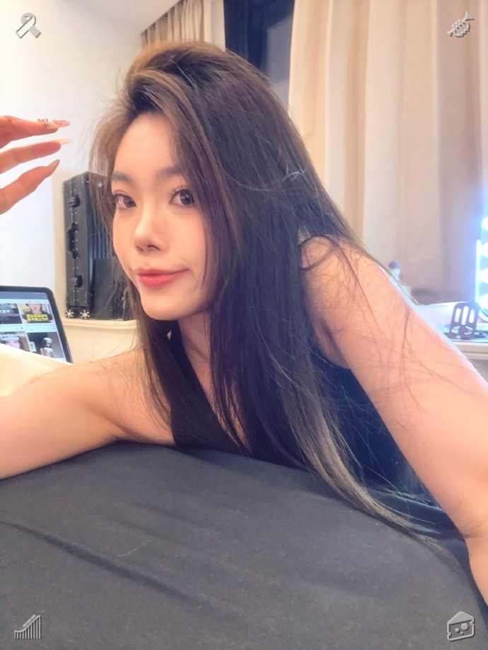 live1188g's tweet photo. Maya’s eyes shimmered softly with tears of appreciation as she thanked each person who remained by her side, even with thousands of miles between them and hectic schedules scattered across various cities year after year. 🌞 Sunbeams on the lawn, mingled with falling rain drople https://t.co/PifqegCZhK
