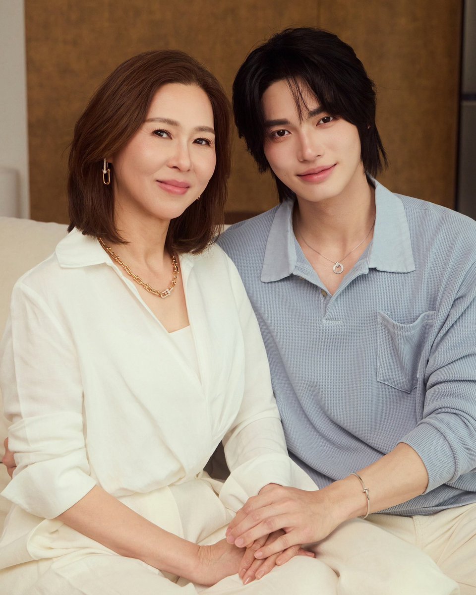 myyoursmile's tweet photo. ปีนี้ Prada, Tiffany &amp; Co. พาหม่าม๊าน้องวินเมมาถ่ายแคมเปญได้อะ เริ่ดสุดๆ หม่าม๊าสวยมาก จึ้งมากกก และคุณลูกมีต่ำแหน่ง Brand Ambassador หมด 😭 https://t.co/pu7hTf3lar