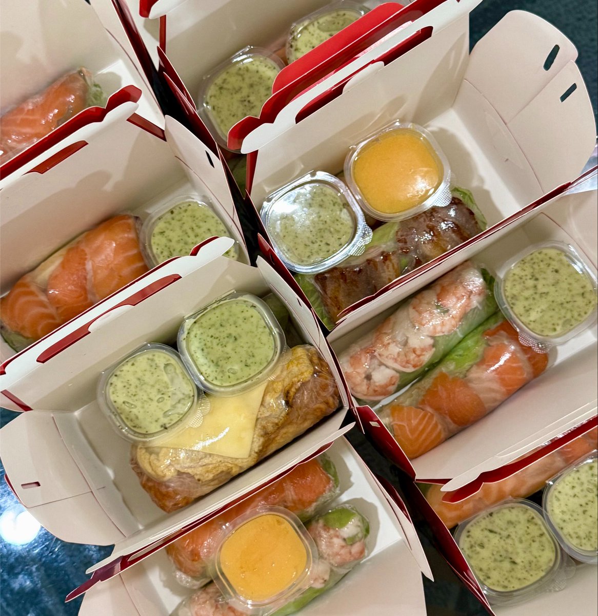 IMMEE07's tweet photo. เป็นสปริงโรลที่อร่อยจริงฮะ ไม่เถียงงง‼️ 🤣 
พิกัด : https://t.co/4JPodR4ERg

เพื่อนสั่งไปกินกันทั้งออฟฟิศ โดยเฉพาะน้ำจิ้มซีฟู้ดแซ่บ ถูกปากสุดๆ อยากกินทู้กวัน 🤤 ชิ้นใหญ่จุกมากก #โรลตามใจ #rollstamjai #สปริงโรล https://t.co/LV2mRQYufZ