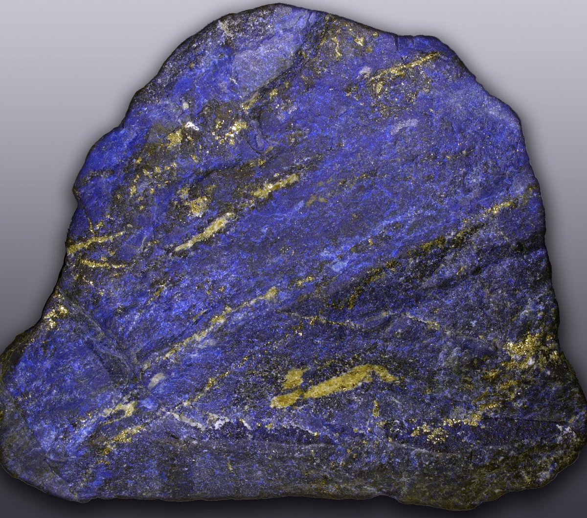 melody_of_water's tweet photo. the abstract, glittery background in koufukuron reminds me of the lapis lazuli rock in its natural &amp; purest form. 

when refined, lapis lazuli creates ultramarine, the color used by chagall &amp; vermeer in their works. it’s also the specific type of blue shu is drawn to! https://t.co/5CEKxfRCtk