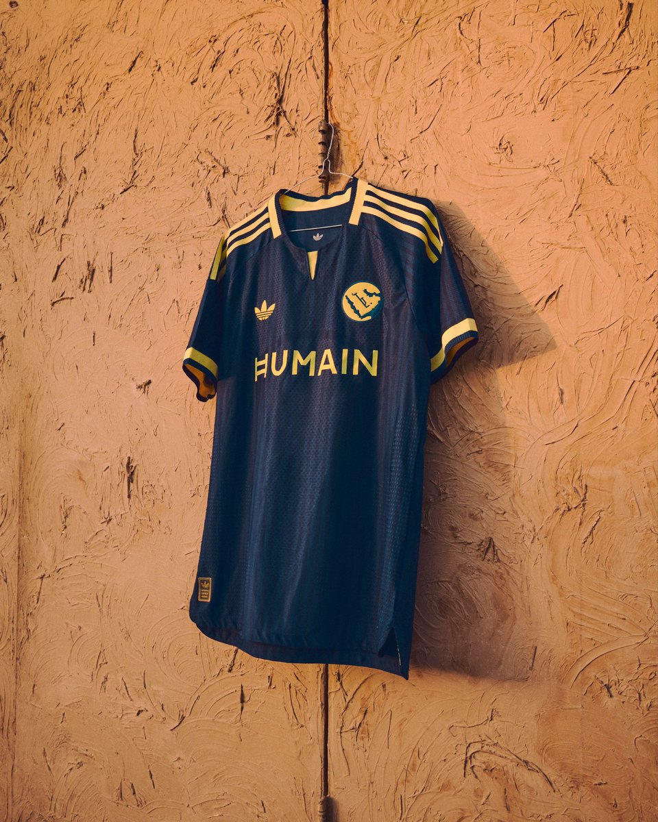 khalidjassem74's tweet photo. تحت شعار " الشعار يتنقل ، والإرث ما يتغير "

قميص نادي النصر الثاني للموسم الجديد 👕 🆕 

رأيكم ………..؟ https://t.co/dz84uGLI1I