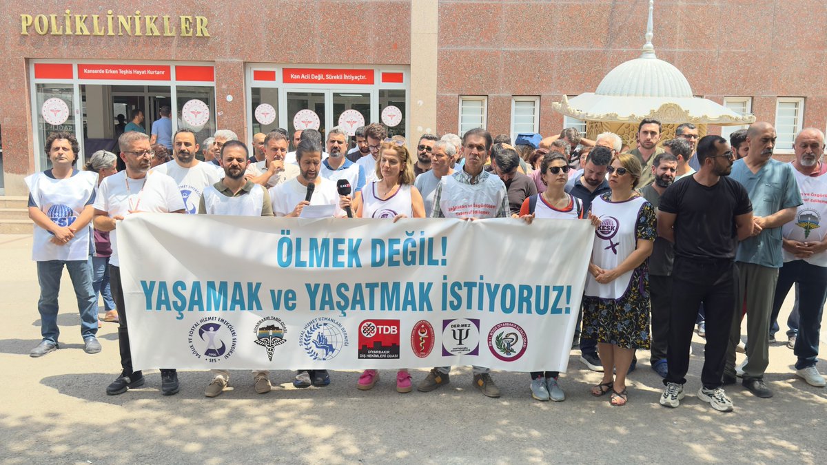 sesamed21's tweet photo. SAĞLIKTA ŞİDDETE TESLİM OLMAYACAĞIZ!
9 Ağustos’ta Selahaddin Eyyübi Devlet Hastanesi Acil Servisi’nde iki sağlık emekçisi arkadaşımız hasta yakınlarının saldırısına uğradı. Bir arkadaşımız yere düşürülerek darp edildi, diğer arkadaşımızın belinde çatlaklar oluştu.
Her gün yaşam kurtarmak için mücadele eden sağlık emekçilerini hedef gösteren, değersizleştiren ve güvencesiz çalışma koşullarına mahkûm eden sağlık politikalarının sonucudur yaşadığımız şiddet.
Sağlık hizmetinin tıkanmasının sorumlusu sağlık emekçileri değildir!
Sağlıkta şiddeti üreten politikalar değişmeden, hastanelerde gerekli güvenlik önlemleri alınmadan bu saldırıların son bulması mümkün değildir.
SES Amed Şube olarak saldırının takipçisi olacağız. Sorumlular hak ettikleri cezayı alana ve sağlık emekçilerinin güvenli çalışma koşulları sağlanana kadar mücadelemizi sürdüreceğimizi Amed Sağlık Platformu bileşenleri ile birlikte ifade ettik.
Sağlıkta şiddet bir halk sağlığı sorunudur.
Sağlıktan tasarruf olmaz!
Şiddete karşı örgütlü mücadelemizi büyüteceğiz!
Sağlıkta şiddet sona ersin!
#Beyazkod1111