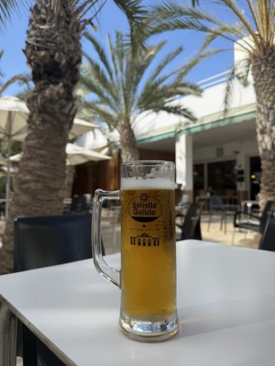 MariuszxInvests's tweet photo. Monitoring the situation and grinding back the losses from that $APP earnings trade. A quick win on $SNDK helps. At least the beer and the view ease the pain 🍻🌴😂 https://t.co/ZDTutnIkeO