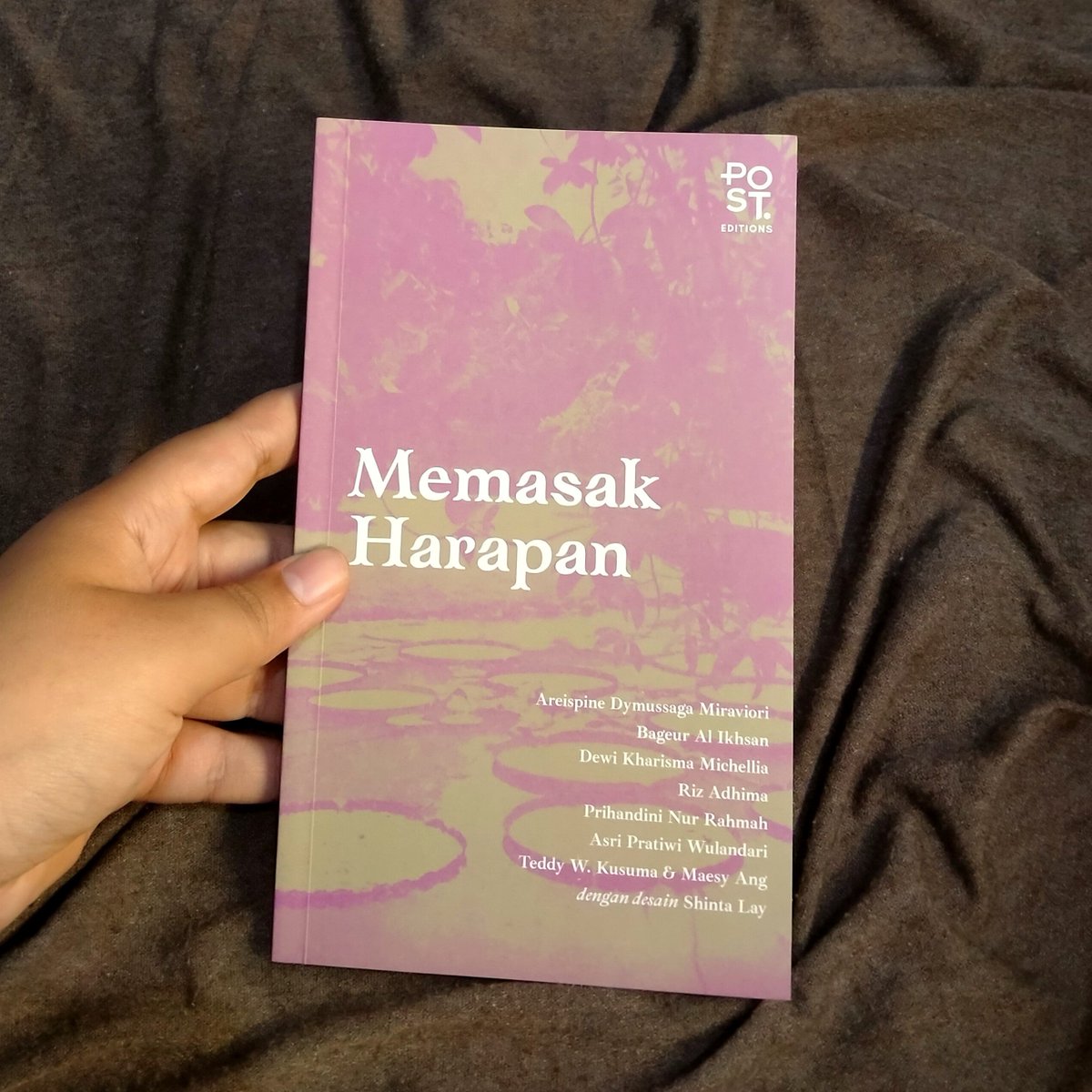 viarkiveee's tweet photo. SUMPAH BUKU INI CAKEP BANGETT!!!! SECAKEP ITU ISINYA😭🤎✨ https://t.co/cojTlNKNxv