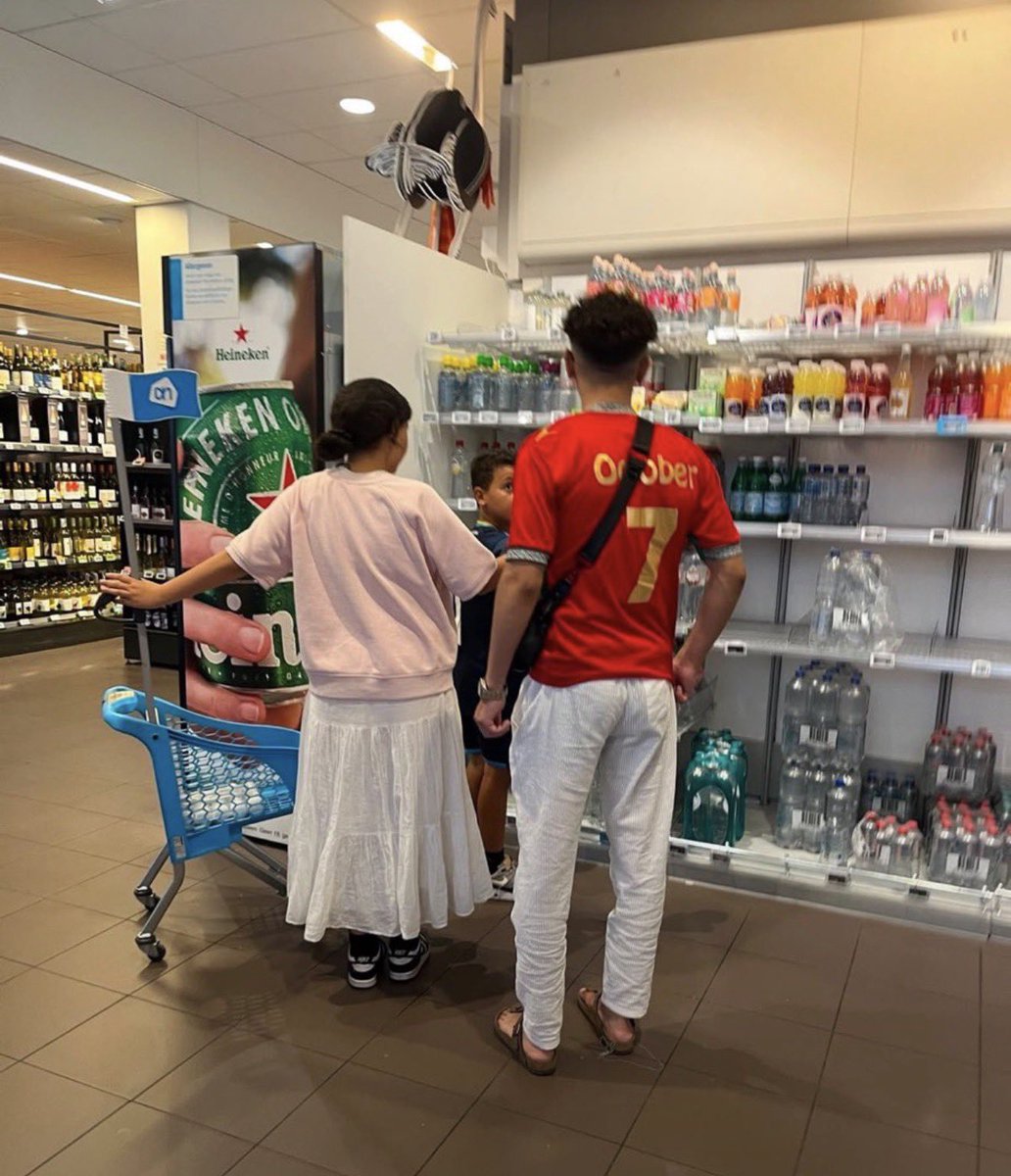 Georg_Pazderski's tweet photo. In einem Supermarkt in Amsterdam trägt ein Muslim ein T-Shirt mit der Aufschrift „7. Oktober“.

Sie zelebrieren öffentlich den Massenmord an 1.195 unschuldigen Menschen.

WARUM dulden wir solche Menschen in unseren Ländern, obwohl sie uns und unsere Kultur verachten? https://t.co/vxDy3wYMMs