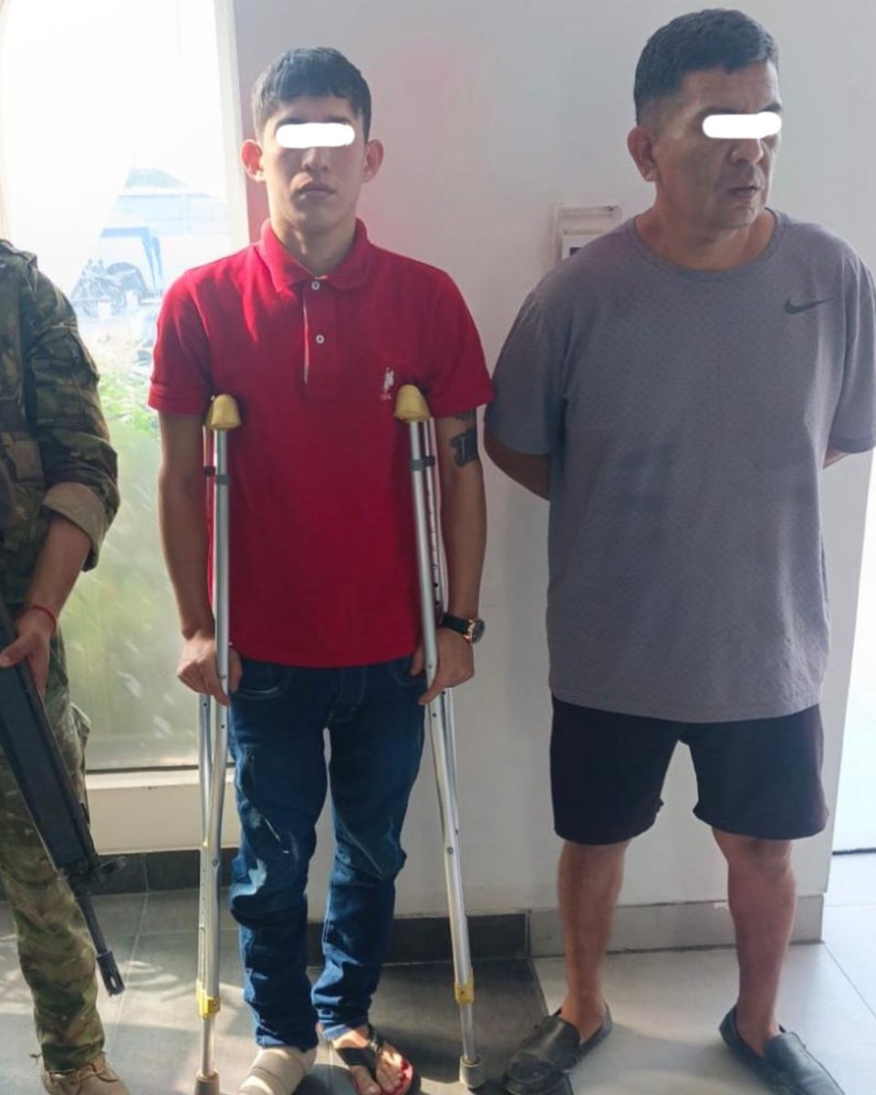 FFAAECUADOR's tweet photo. #Guayaquil | En una operación militar ejecutada en Paraíso de la Flor, Fuerzas Armadas aprehendieron a dos ciudadanos y decomisaron un arma de fuego. Los aprehendidos y la evidencia fueron puestos a órdenes de la autoridad competente. 

#FFAAContigo 
#EcuadorUnaSolaFuerza https://t.co/xc2vPt499M