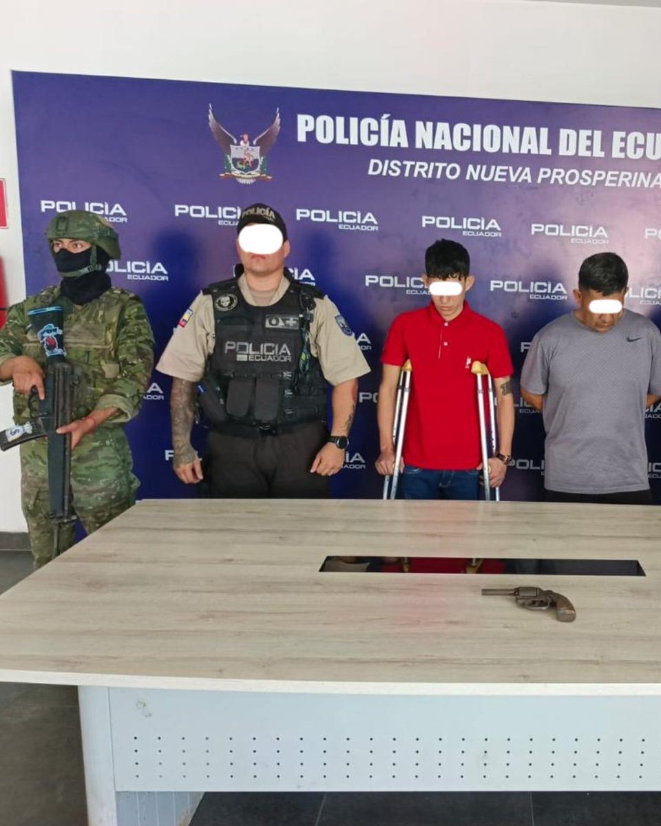 FFAAECUADOR's tweet photo. #Guayaquil | En una operación militar ejecutada en Paraíso de la Flor, Fuerzas Armadas aprehendieron a dos ciudadanos y decomisaron un arma de fuego. Los aprehendidos y la evidencia fueron puestos a órdenes de la autoridad competente. 

#FFAAContigo 
#EcuadorUnaSolaFuerza https://t.co/xc2vPt499M