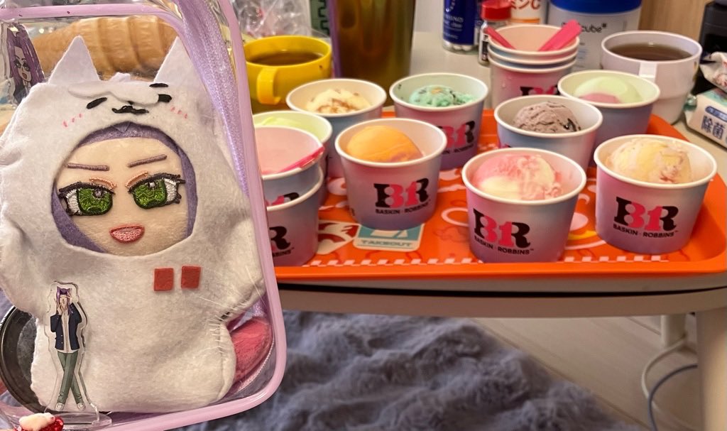 PuwaInnocentSIL's tweet photo. 今日はサーティワンのアイスを全種食べる会をしたょ🌟彡 スイーツ食べホのようなものと聞いて学園ハンサムとは関係ないのに美剣咲夜と西園寺先生のタピオカミルクティーTシャツで参加したが、テニプリの乙女ゲームで志賀君みたいな人を攻略したので全くの無関係とも言えないかもしれない https://t.co/KEaFLDv7au