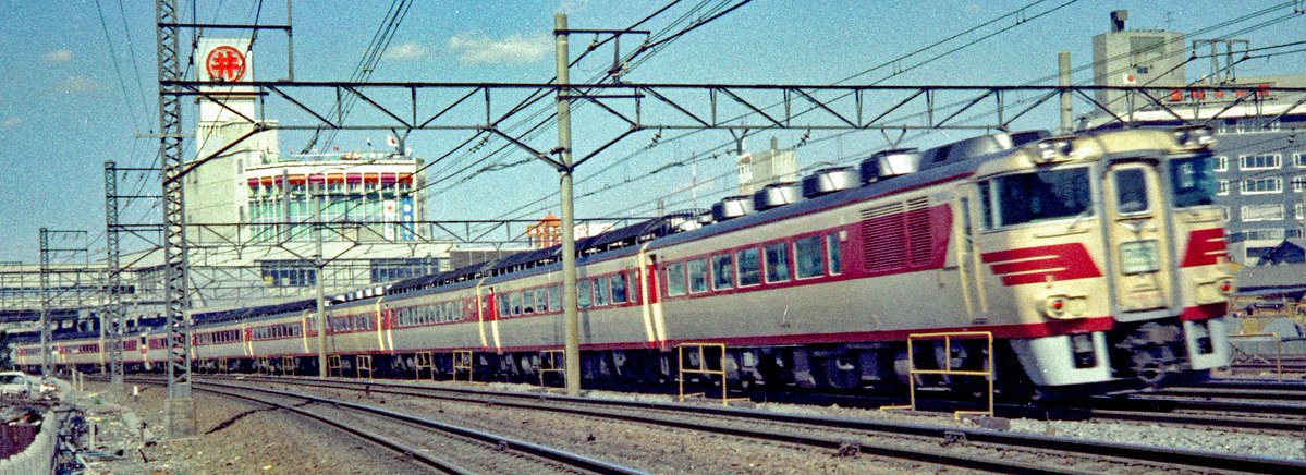 キサシ180が4号車に連結されている。キハ181系は上野口からの引退が