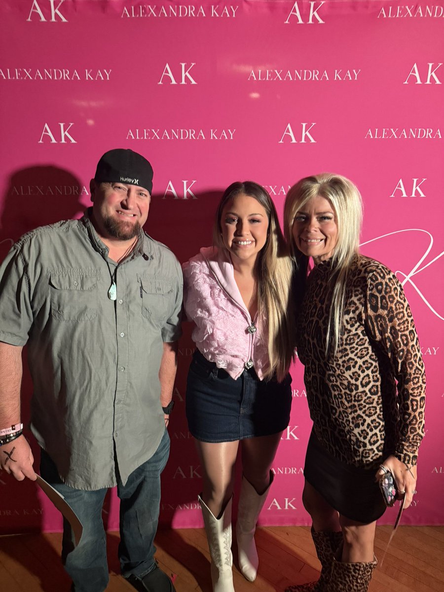 chanseH's tweet photo. @_alexandrakay  day 2 of trying to get AKs attention it’s my wife’s 40th birthday I am doing a video for my wife’s birthday and I would love if you could do a 30 second video telling her happy birthday I will pay for it know you are really busy if you can’t I understand https://t.co/F8UFwGxNpd