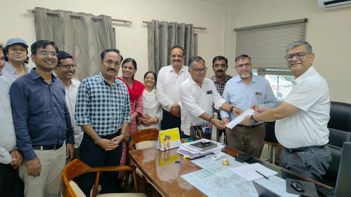 VPASS_RVPN's tweet photo. राजस्थान राज्य विद्युत प्रसारण निगम में अभियंताओं के विभिन्न संवर्गों की लंबित विभागीय पदोन्नति (DPC) की कार्यवाही शीघ्र पूर्ण कराने की मांग को लेकर विद्युत प्रसारण अभियंता सहयोग समिति (VPASS) द्वारा निगम के मुख्य अभियंताओं के माध्यम से निगम प्रशासन को ज्ञापन सौंपे गए। https://t.co/AfV8oxdtiq