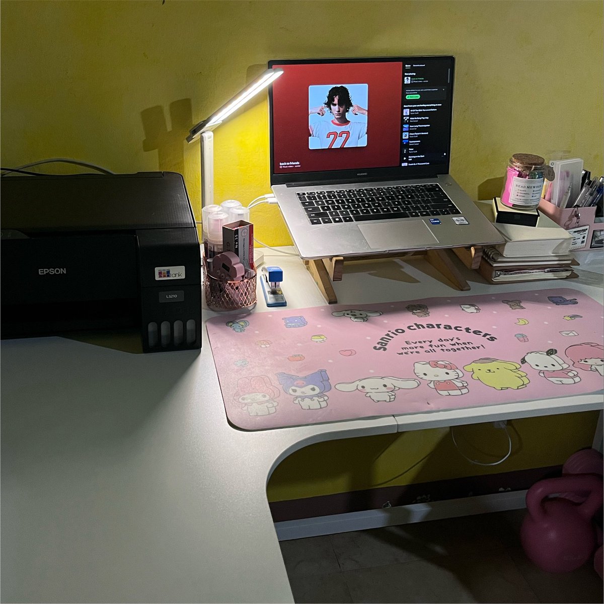 styleinked's tweet photo. it took me four hours to assemble my new study table 😩 good thing it’s worth it ! https://t.co/F9IKCfhsOb