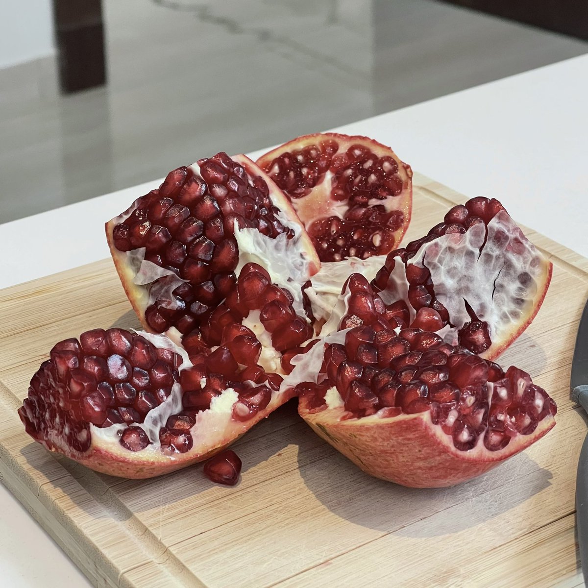 toofy_kk's tweet photo. There’s something poetic about pomegranates https://t.co/0xi0h3IcgV