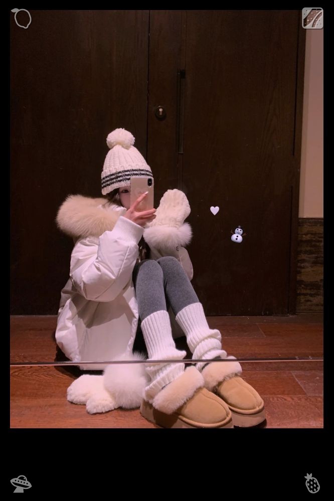 petiteking_1's tweet photo. Elara shut the door and pressed her back against it, her breath coming in short, uneven bursts—the first chink in her carefully maintained defenses in ages. Yet she forced it aside, dismissing the pain and the guilt, for showing vulnerability was never an option. 😀 I adore my https://t.co/DPnGjBJoWP