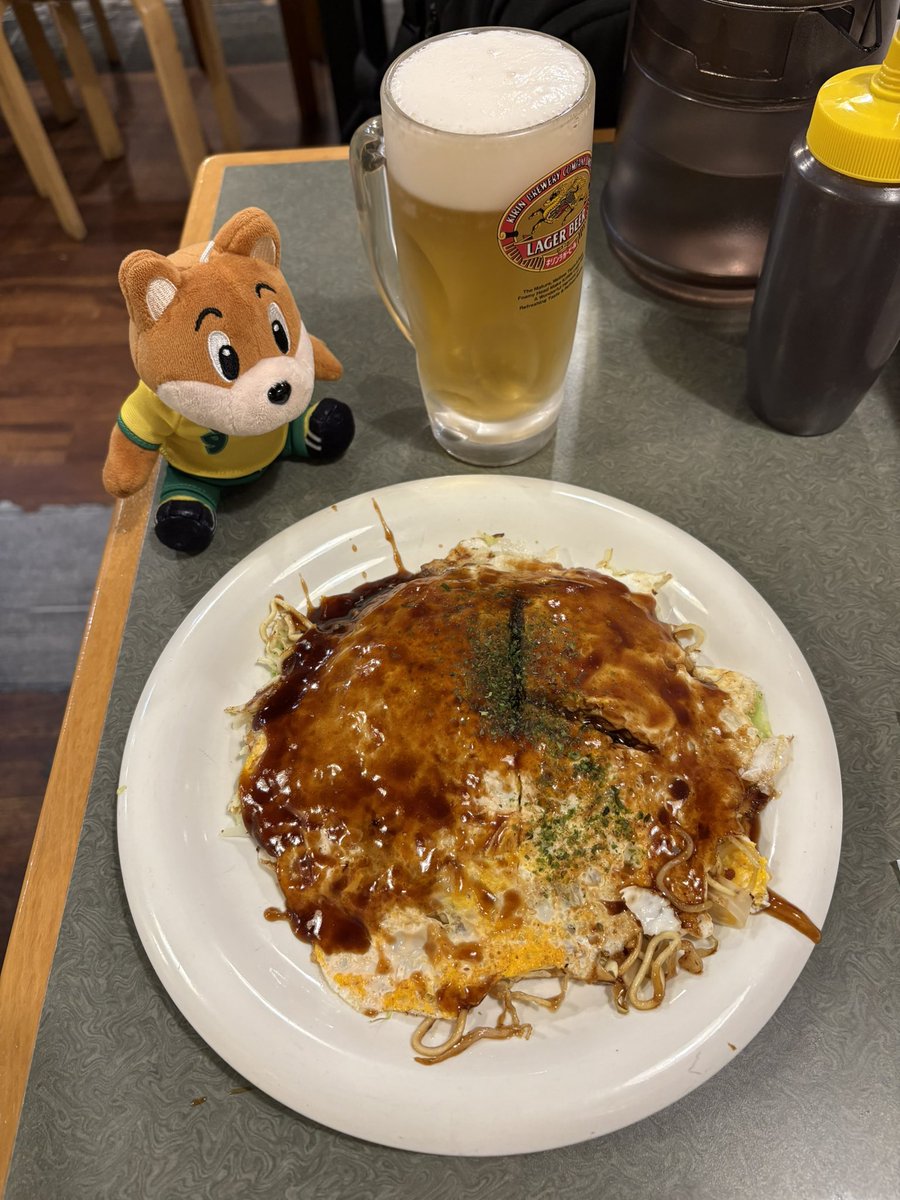 choiwarujeffy2's tweet photo. お好み焼うずしお

行列に並ばずに入れるお店を商店街で探してて並びなしだったから入店
その後は満席で入店断ってたからタイミングよかった

注文したらビールとお好み焼きがすぐに一緒に出てきてビックリw
店内にはカープ選手のサインも

#jefunited 
#ジェフサポ広島遠征 https://t.co/uiY5CQiEHe