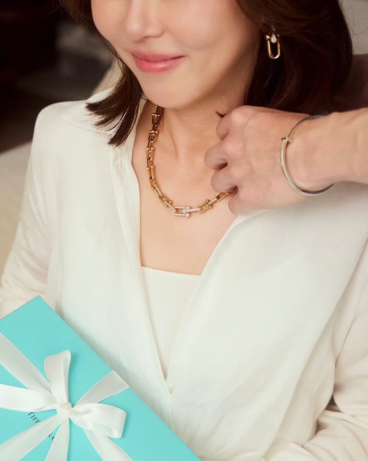 WinmetawinO's tweet photo. Happy Mother's Day to my first and forever icon. Wearing our
favorite pieces from @TiffanyandCo

#TiffanyAndCo #TiffanyAndCoxWin
#winmetawin @winmetawin 
#snowballpower https://t.co/POJQb3Nw3K