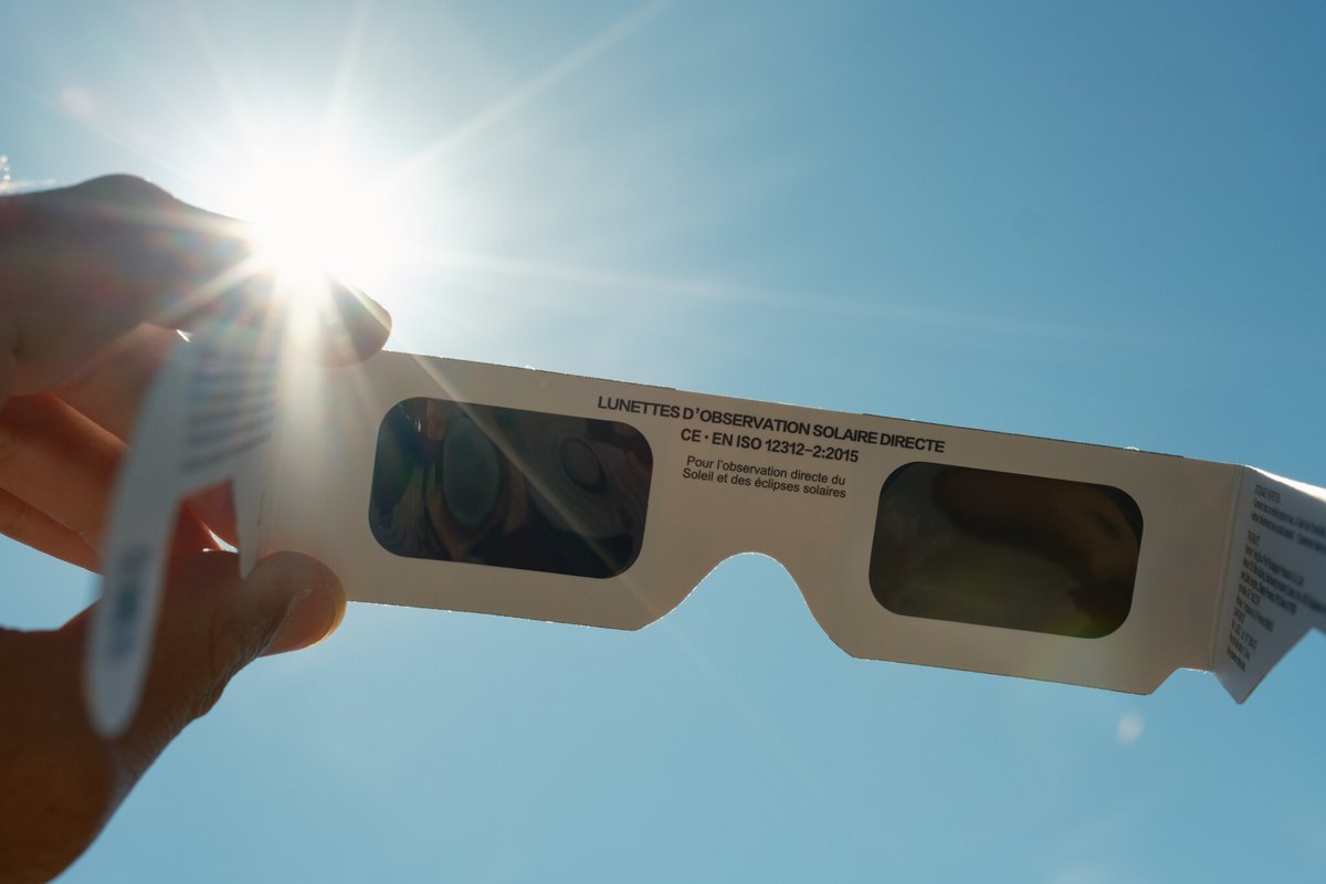 le_Parisien's tweet photo. Éclipse solaire du 12 août : où trouver encore des lunettes ? Celles de 1999 font-elles l’affaire ? Voici nos réponses
➡️ https://t.co/PoFgv1XC5N https://t.co/yxeDyWc3Rh
