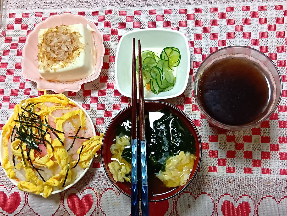 hir7148's tweet photo. 8月2日の夕飯は、亡母の誕生日て、ちらし寿司、ワカメと卵のお吸物、胡瓜の酢の物、冷奴…とお供えと一緒。
3日は、和牛のバラ肉で焼肉擬き！野菜とご飯、わかめスープ
を添えて。
4日は本場豚骨大砲ラーメンコラボのカップ麺。
5日は、たらこスパ、焼売、🍅スライス、赤だし、白飯。 https://t.co/vZNDGoobJr