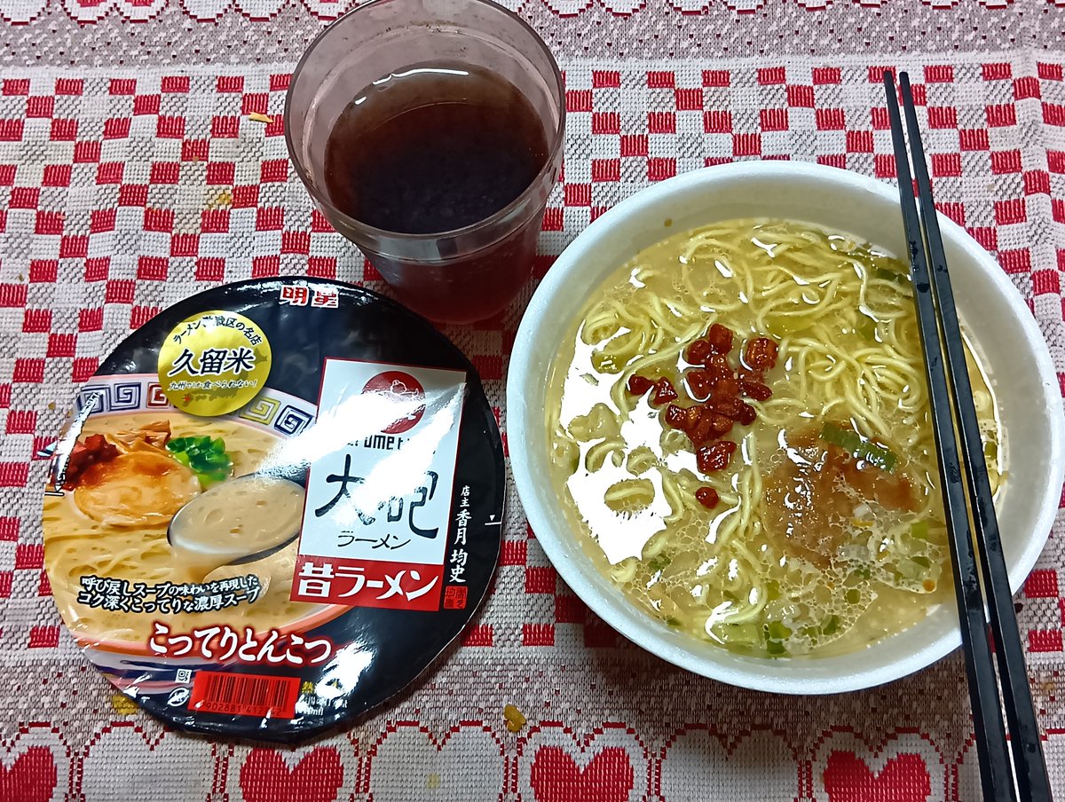 hir7148's tweet photo. 8月2日の夕飯は、亡母の誕生日て、ちらし寿司、ワカメと卵のお吸物、胡瓜の酢の物、冷奴…とお供えと一緒。
3日は、和牛のバラ肉で焼肉擬き！野菜とご飯、わかめスープ
を添えて。
4日は本場豚骨大砲ラーメンコラボのカップ麺。
5日は、たらこスパ、焼売、🍅スライス、赤だし、白飯。 https://t.co/vZNDGoobJr