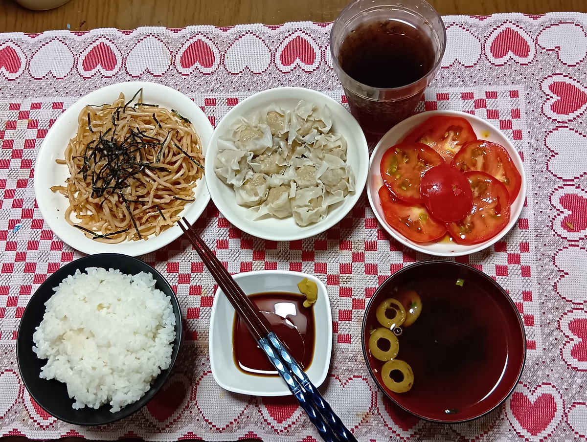 hir7148's tweet photo. 8月2日の夕飯は、亡母の誕生日て、ちらし寿司、ワカメと卵のお吸物、胡瓜の酢の物、冷奴…とお供えと一緒。
3日は、和牛のバラ肉で焼肉擬き！野菜とご飯、わかめスープ
を添えて。
4日は本場豚骨大砲ラーメンコラボのカップ麺。
5日は、たらこスパ、焼売、🍅スライス、赤だし、白飯。 https://t.co/vZNDGoobJr