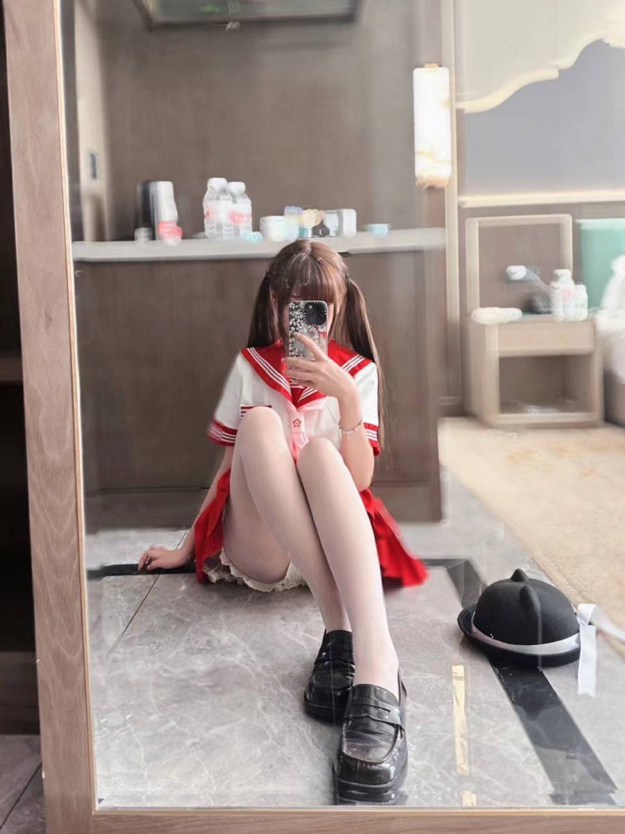 Qunningjiang's tweet photo. 这姿势…真的很容易走光呢 #萝莉 https://t.co/Pd69kGSqjV