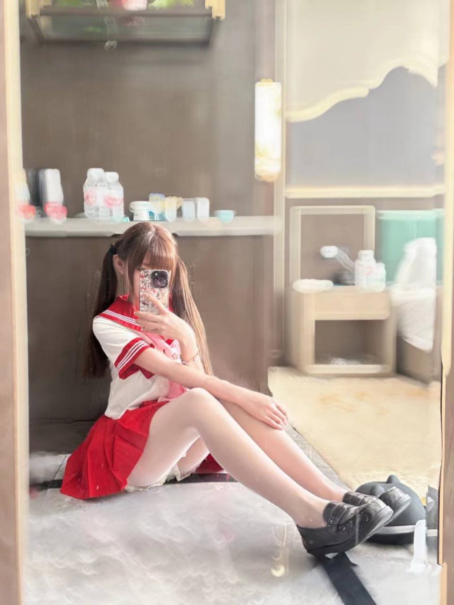 Qunningjiang's tweet photo. 这姿势…真的很容易走光呢 #萝莉 https://t.co/Pd69kGSqjV