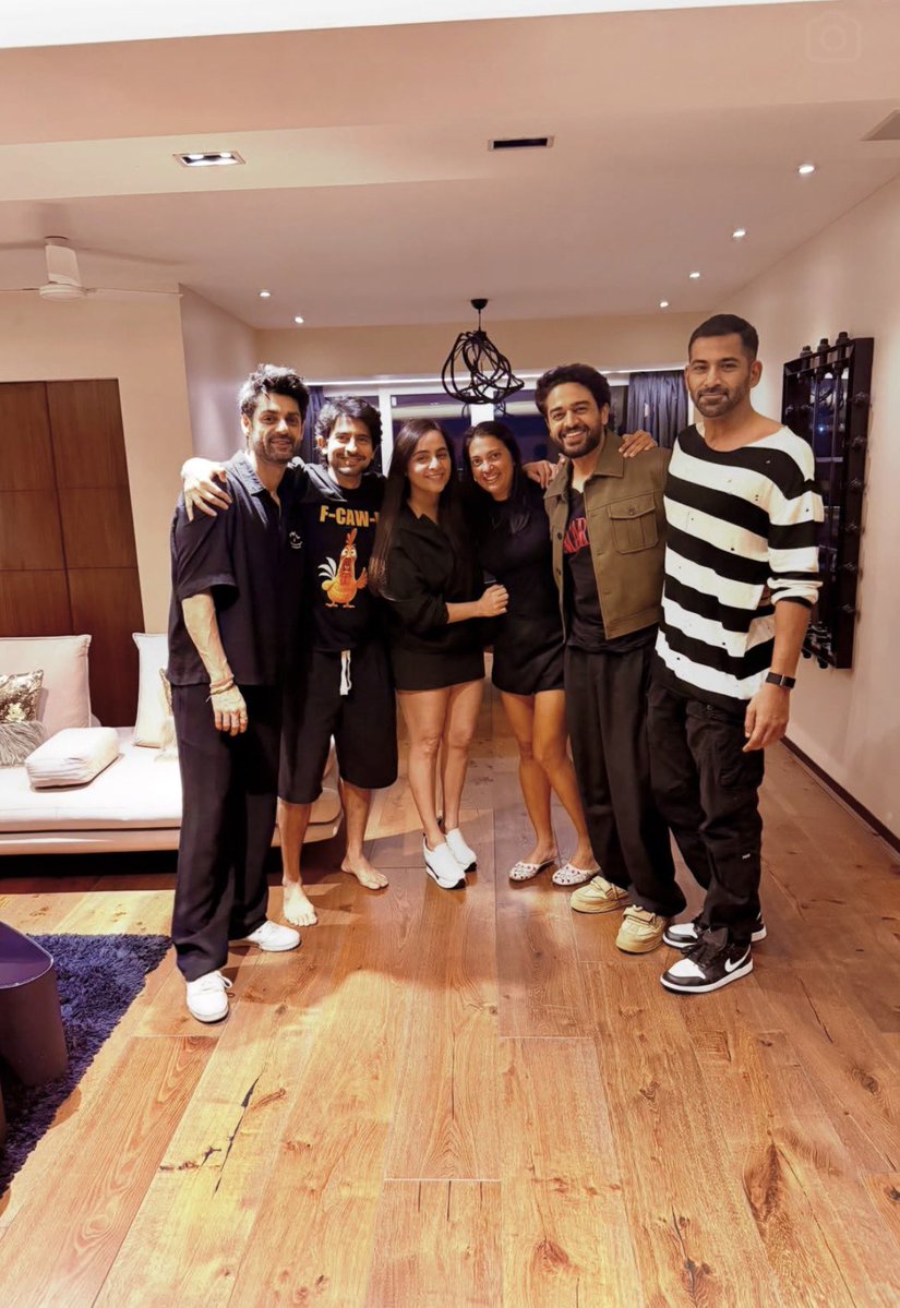 _whatsinaname7's tweet photo. #GauravKhanna hanging out with his buddies. https://t.co/houvwjG7st