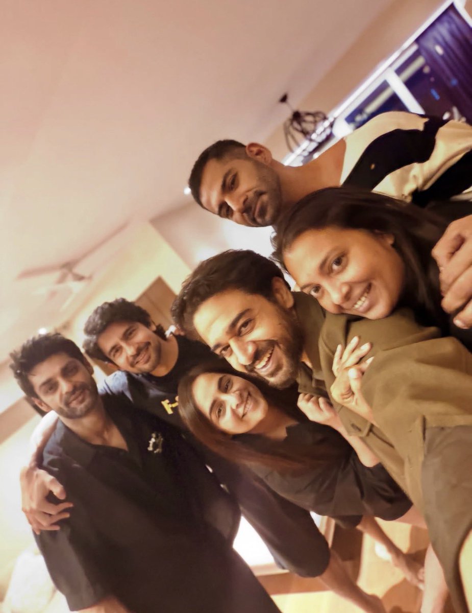 _whatsinaname7's tweet photo. #GauravKhanna hanging out with his buddies. https://t.co/houvwjG7st