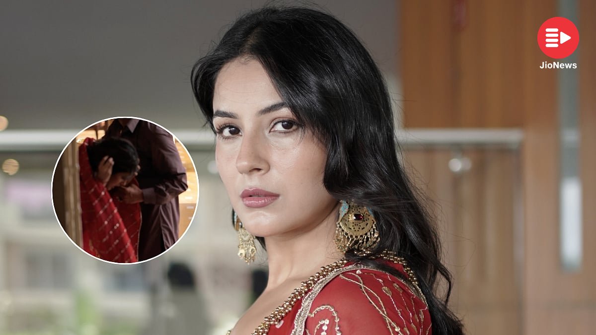 JioNews's tweet photo. Shehnaaz Gill accidentally swallowed her nose ring during a shoot after it fell into her mouth while she was running. A video shows actor Saurabh Sachdeva assisting her by patting her back. The incident has sparked concern among fans.

#JioNews #Entertainment #India #ShehnaazGill #NoseRingAccident

Image Credit: The Free Press Journal