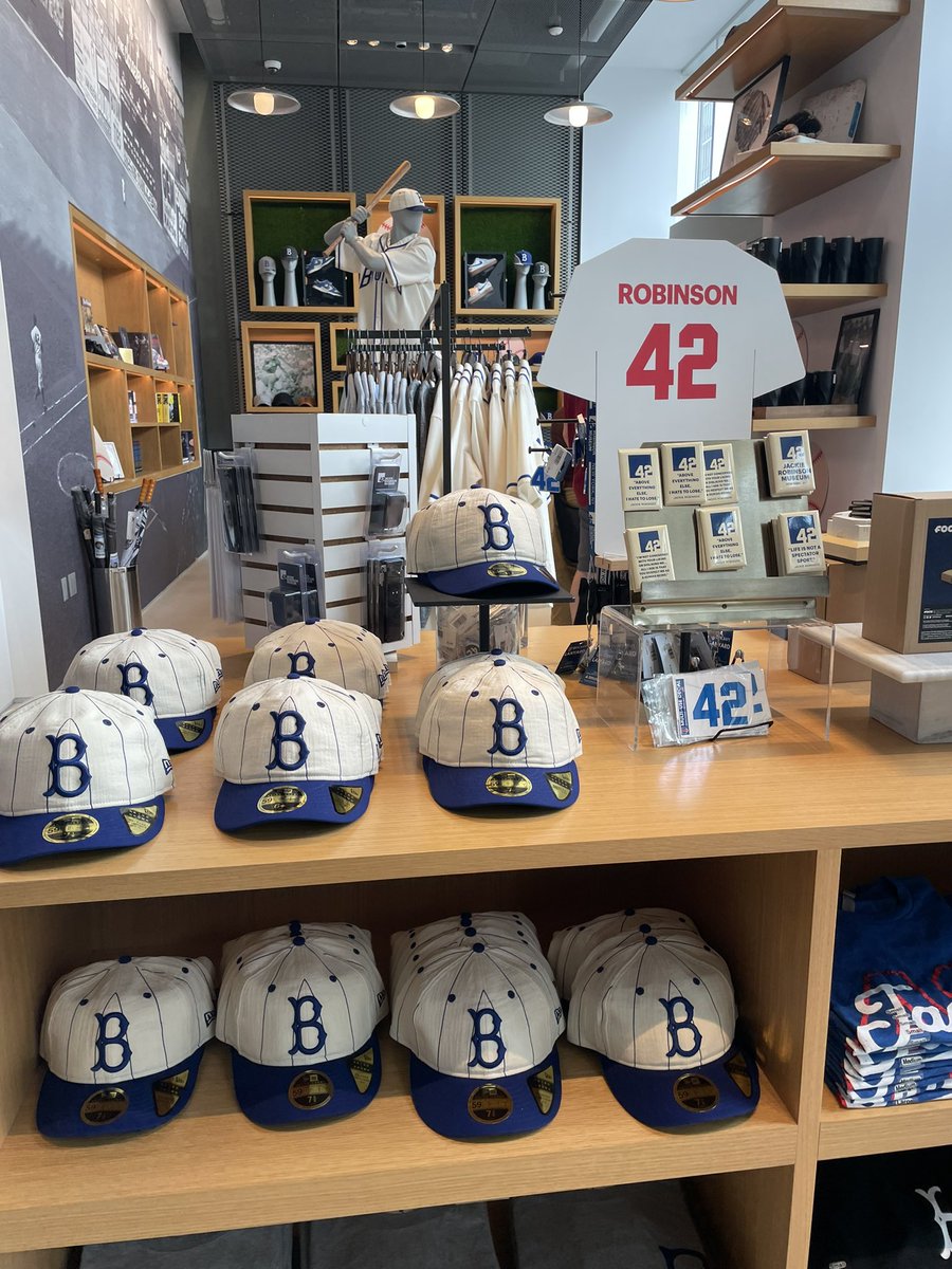 mlbiglove's tweet photo. 米ニューヨーク旅行では、マンハッタンにある「ジャッキー・ロビンソン博物館」(Jackie Robinson Museum)へ。展示品はもちろん、ギフトショップも素晴らしかった🧢 https://t.co/UpzuFxBHQb