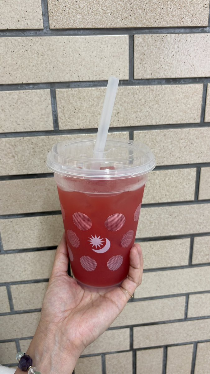 T42kQ's tweet photo. 自分の手がでかくてギガサイズのサイズ感が伝わらない https://t.co/eDCQrg5C6S
