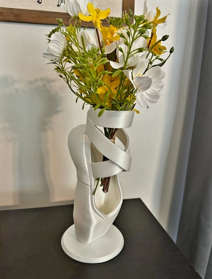 Vibranica's tweet photo. ballet slipper vase https://t.co/RQGfVU3anU
