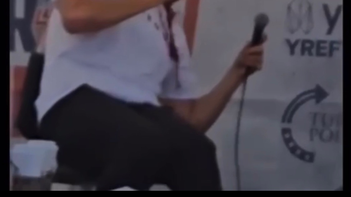 TheCKFiles's tweet photo. This is rather easily debunked. CK held his mic is his left hand, the pic shows a right hand. CK’s hand position is lower and his fingers are longer.

Weird BC didn’t simply check this before running with it. https://t.co/AFGkTC3Flk