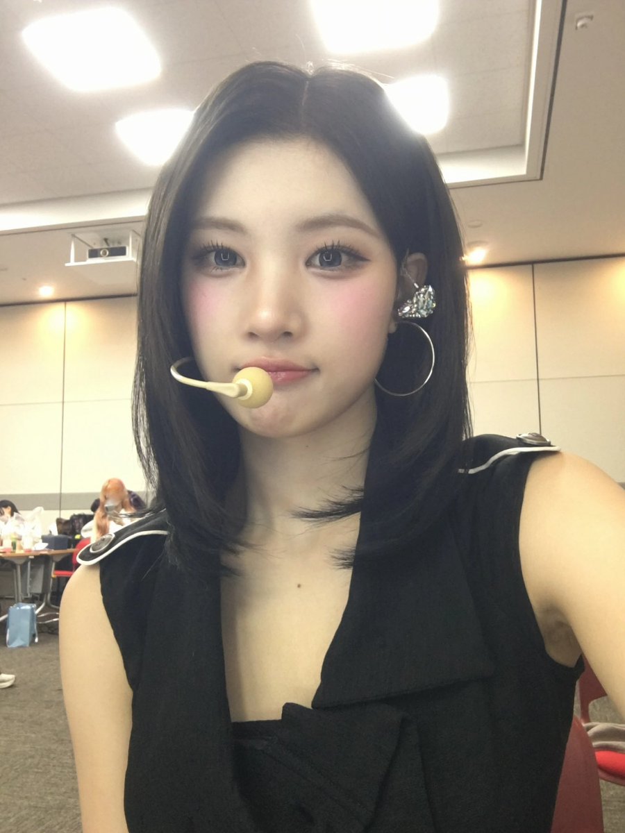 cclemon230417's tweet photo. 金主恩還幫後面的金多絢打馬賽克😭 https://t.co/4j0UeBqUMO