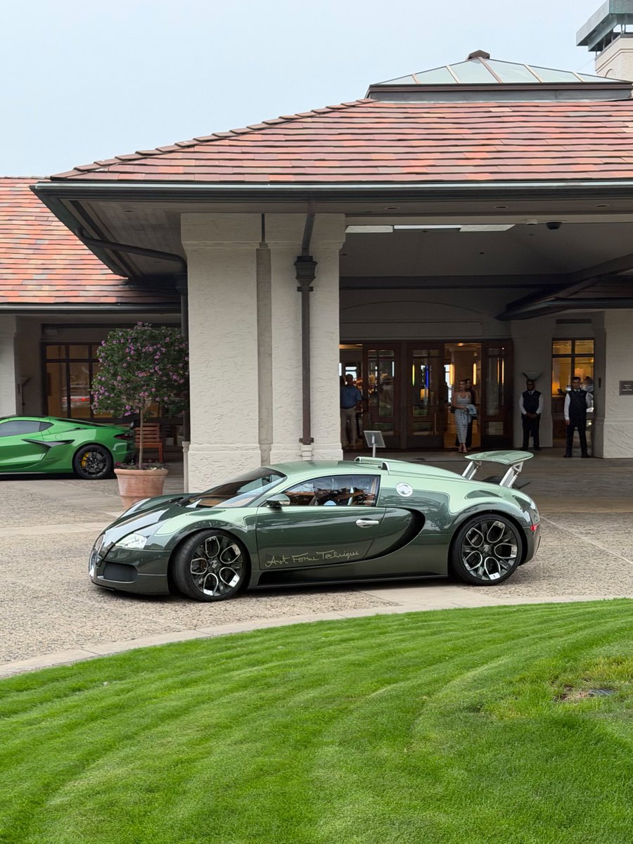 wayne_m159's tweet photo. Bugatti Veyron personally owned by Frank Heyl, Bugatti’s Director of Design https://t.co/spf6qFOSUw