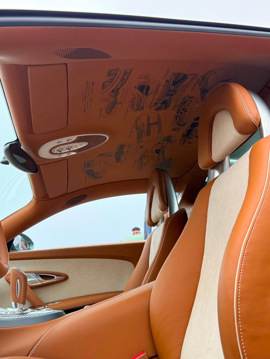 wayne_m159's tweet photo. Bugatti Veyron personally owned by Frank Heyl, Bugatti’s Director of Design https://t.co/spf6qFOSUw