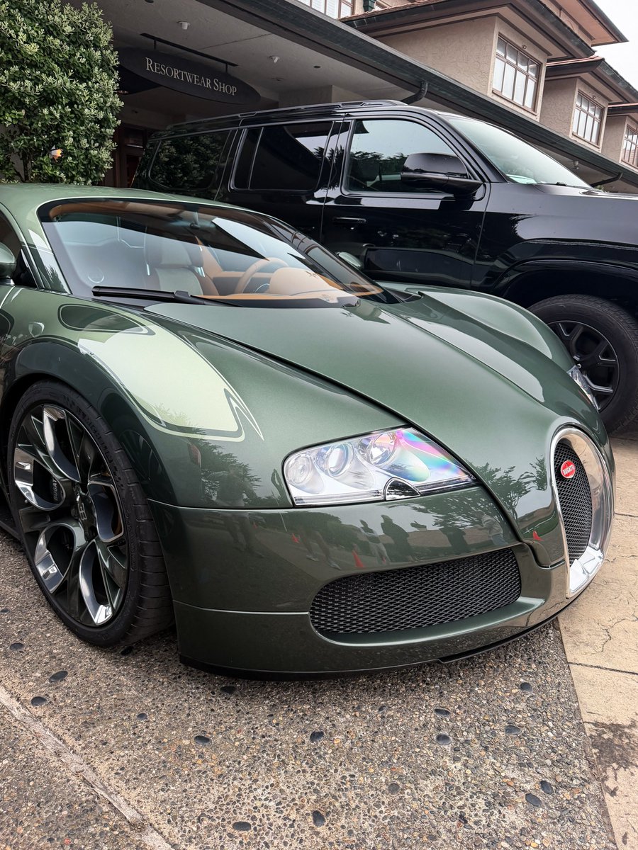 wayne_m159's tweet photo. Bugatti Veyron personally owned by Frank Heyl, Bugatti’s Director of Design https://t.co/spf6qFOSUw