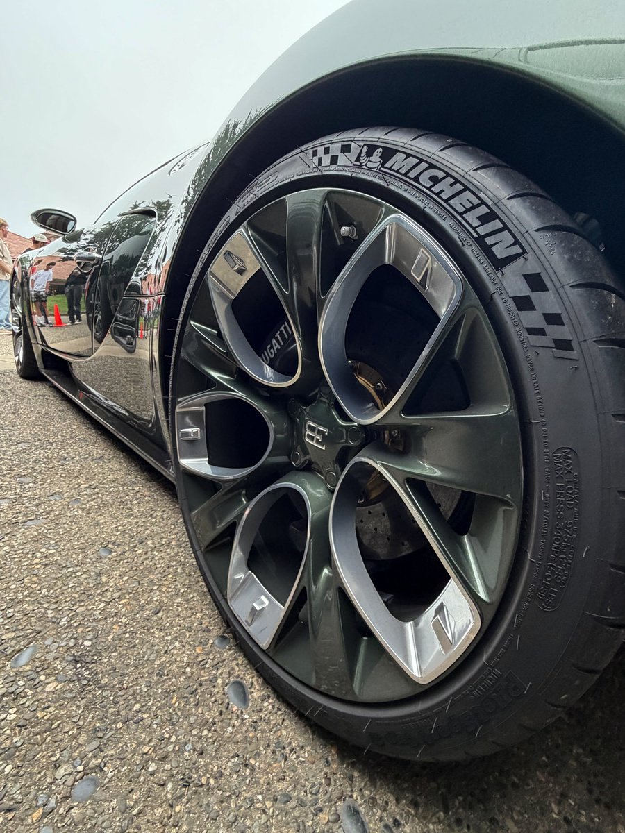 wayne_m159's tweet photo. Bugatti Veyron personally owned by Frank Heyl, Bugatti’s Director of Design https://t.co/spf6qFOSUw