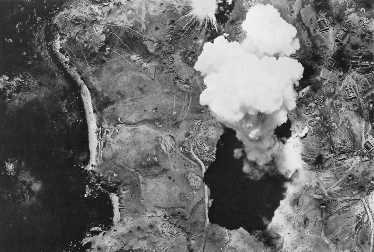 LRonLacy's tweet photo. #OTD in 1943
🧵👇
‘Bombs dropped from a U.S. bomber detonate on Japanese-occupied Kiska Island, Alaska, on August 10, 1943.’
#WW2 #PacificFront #Aleutians #Kiska #Alaska #bombers #bombs #blackandwhitephotography #aerialphotography https://t.co/kOSXO7VeEU