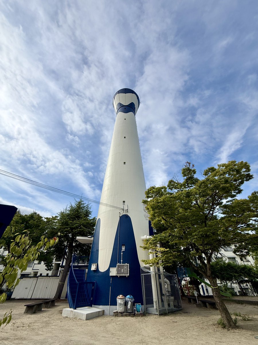 nepio100's tweet photo. 移動中偶然見かけたかわいい柄の給水塔

こんな柄のこけしあったら欲しい https://t.co/6gQxGUxtH0